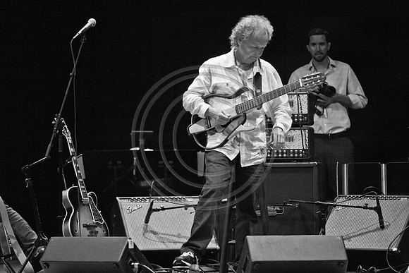 5021_DG_JAZZ_ROOTS_GUITAR VIRUOSOS_Concert_Adrienne_Arsh_CenterZV4N9870