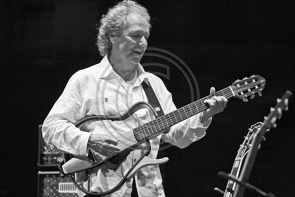 5021_DG_JAZZ_ROOTS_GUITAR VIRUOSOS_Concert_Adrienne_Arsh_CenterZV4N9659