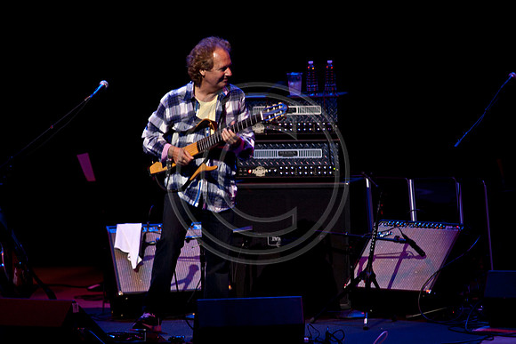 5021_DG_JAZZ_ROOTS_GUITAR VIRUOSOS_Concert_Adrienne_Arsh_Center_ZV4N0222