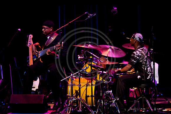 5021_DG_JAZZ_ROOTS_GUITAR VIRUOSOS_Concert_Adrienne_Arsh_CenterZV4N0266