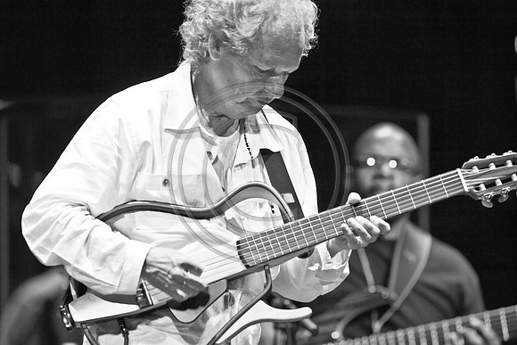 5021_DG_JAZZ_ROOTS_GUITAR VIRUOSOS_Concert_Adrienne_Arsh_Center_ZV4N0096
