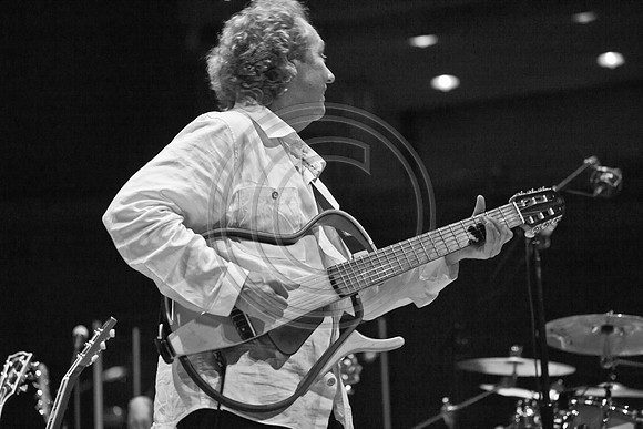 5021_DG_JAZZ_ROOTS_GUITAR VIRUOSOS_Concert_Adrienne_Arsh_Center_ZV4N9510