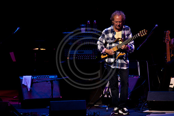 5021_DG_JAZZ_ROOTS_GUITAR VIRUOSOS_Concert_Adrienne_Arsh_CenterZV4N0252