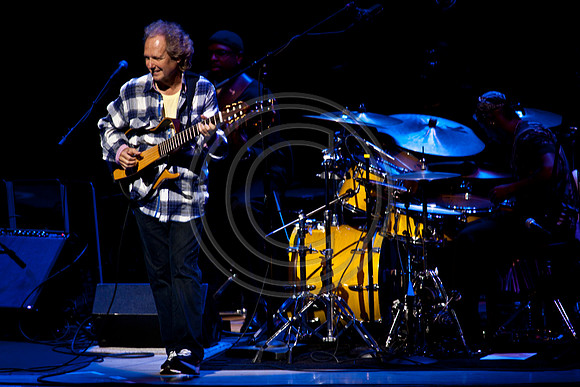 5021_DG_JAZZ_ROOTS_GUITAR VIRUOSOS_Concert_Adrienne_Arsh_CenterZV4N0213
