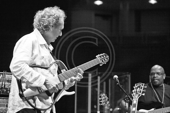 5021_DG_JAZZ_ROOTS_GUITAR VIRUOSOS_Concert_Adrienne_Arsh_CenterZV4N9604