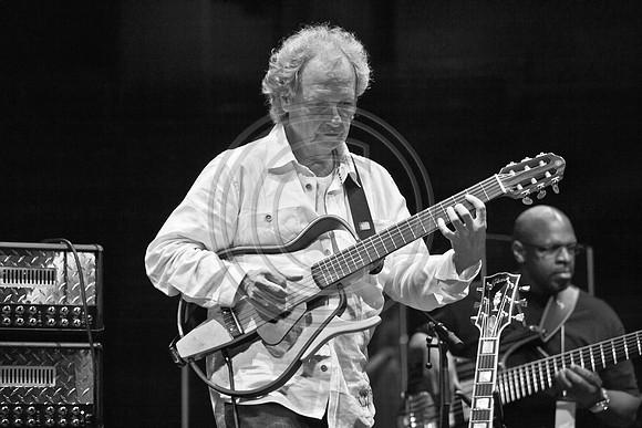 5021_DG_JAZZ_ROOTS_GUITAR VIRUOSOS_Concert_Adrienne_Arsh_Center_ZV4N9487