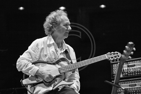 5021_DG_JAZZ_ROOTS_GUITAR VIRUOSOS_Concert_Adrienne_Arsh_Center_ZV4N9825