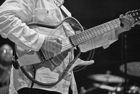 5021_DG_JAZZ_ROOTS_GUITAR VIRUOSOS_Concert_Adrienne_Arsh_CenterZV4N9501
