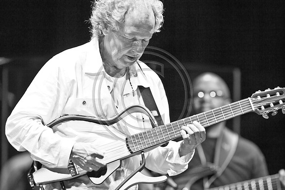 5021_DG_JAZZ_ROOTS_GUITAR VIRUOSOS_Concert_Adrienne_Arsh_CenterZV4N0099