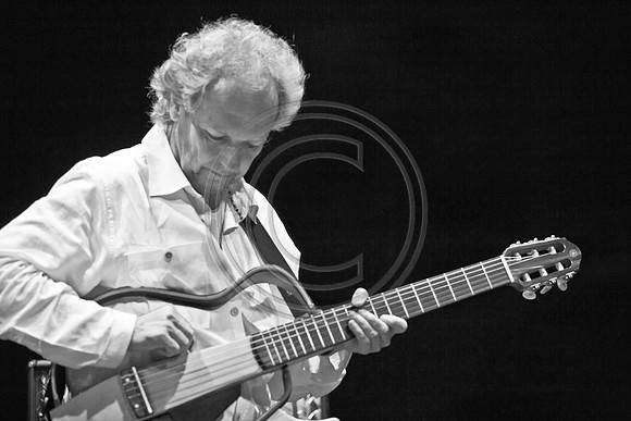 5021_DG_JAZZ_ROOTS_GUITAR VIRUOSOS_Concert_Adrienne_Arsh_Center_ZV4N9629