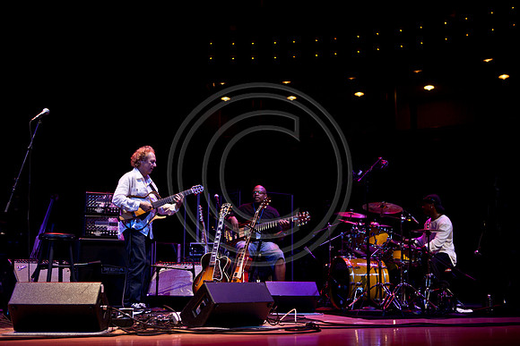 5021_DG_JAZZ_ROOTS_GUITAR VIRUOSOS_Concert_Adrienne_Arsh_Center_MG_7661