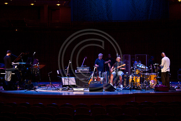 5021_DG_JAZZ_ROOTS_GUITAR VIRUOSOS_Concert_Adrienne_Arsh_CenterZV4N9337