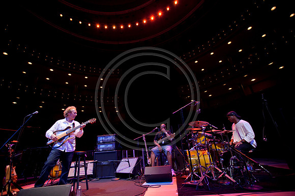 5021_DG_JAZZ_ROOTS_GUITAR VIRUOSOS_Concert_Adrienne_Arsh_Center__MG_7733