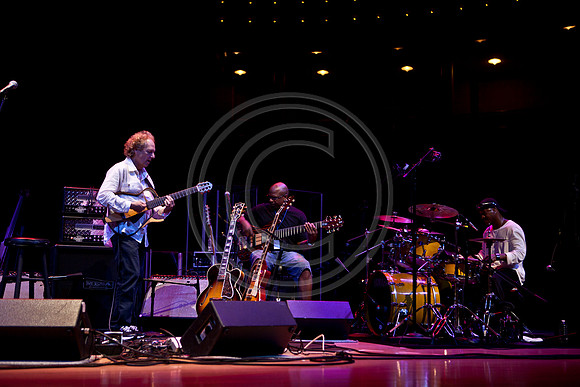 5021_DG_JAZZ_ROOTS_GUITAR VIRUOSOS_Concert_Adrienne_Arsh_Center_MG_7662