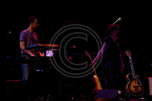 5021_DG_JAZZ_ROOTS_GUITAR VIRUOSOS_Concert_Adrienne_Arsh_CenterZV4N9866