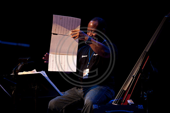 5021_DG_JAZZ_ROOTS_GUITAR VIRUOSOS_Concert_Adrienne_Arsh_CenterZV4N8772