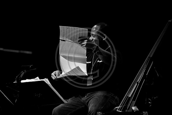 5021_DG_JAZZ_ROOTS_GUITAR VIRUOSOS_Concert_Adrienne_Arsh_CenterZV4N8773