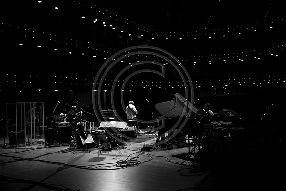 5021_DG_JAZZ_ROOTS_GUITAR VIRUOSOS_Concert_Adrienne_Arsh_Center_MG_7688