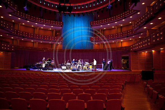 5021_DG_JAZZ_ROOTS_GUITAR VIRUOSOS_Concert_Adrienne_Arsh_CenterIMG_7508