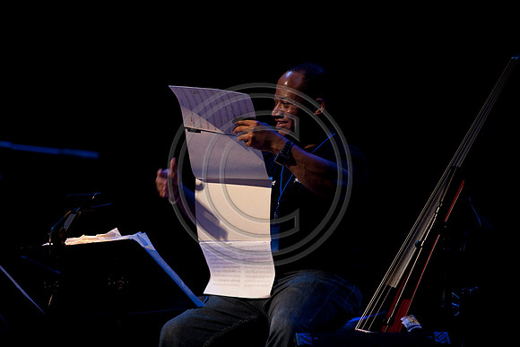 5021_DG_JAZZ_ROOTS_GUITAR VIRUOSOS_Concert_Adrienne_Arsh_CenterZV4N8774