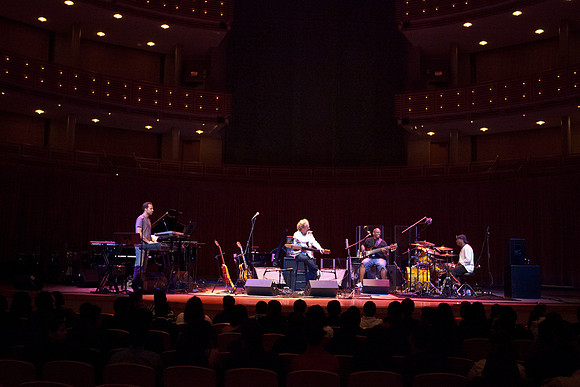 5021_DG_JAZZ_ROOTS_GUITAR VIRUOSOS_Concert_Adrienne_Arsh_Center_MG_7755