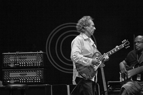5021_DG_JAZZ_ROOTS_GUITAR VIRUOSOS_Concert_Adrienne_Arsh_Center_ZV4N9962