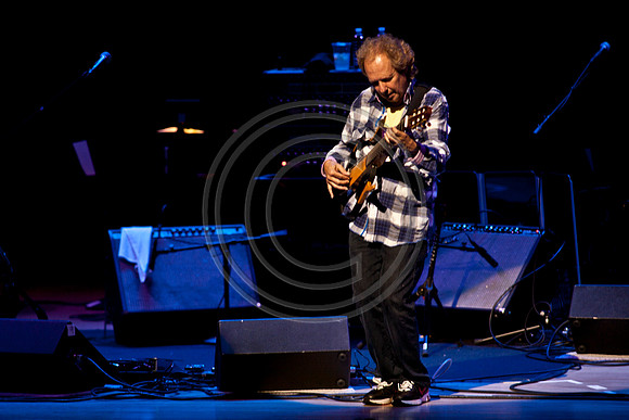 5021_DG_JAZZ_ROOTS_GUITAR VIRUOSOS_Concert_Adrienne_Arsh_CenterZV4N0215