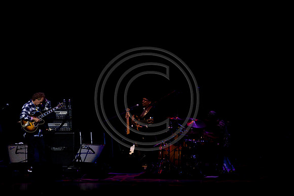 5021_DG_JAZZ_ROOTS_GUITAR VIRUOSOS_Concert_Adrienne_Arsh_CenterVA0M6916