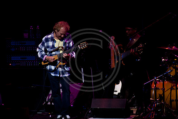 5021_DG_JAZZ_ROOTS_GUITAR VIRUOSOS_Concert_Adrienne_Arsh_CenterZV4N0260