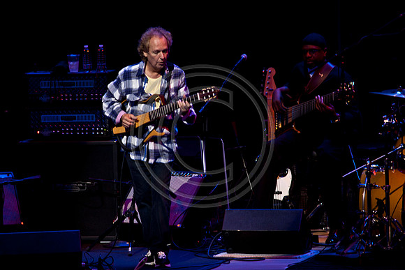 5021_DG_JAZZ_ROOTS_GUITAR VIRUOSOS_Concert_Adrienne_Arsh_Center_ZV4N0228