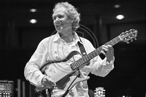 5021_DG_JAZZ_ROOTS_GUITAR VIRUOSOS_Concert_Adrienne_Arsh_CenterZV4N9577