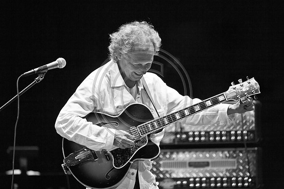 5021_DG_JAZZ_ROOTS_GUITAR VIRUOSOS_Concert_Adrienne_Arsh_CenterZV4N9967