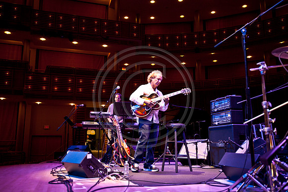 5021_DG_JAZZ_ROOTS_GUITAR VIRUOSOS_Concert_Adrienne_Arsh_Center_MG_7833