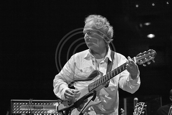 5021_DG_JAZZ_ROOTS_GUITAR VIRUOSOS_Concert_Adrienne_Arsh_Center_ZV4N9496