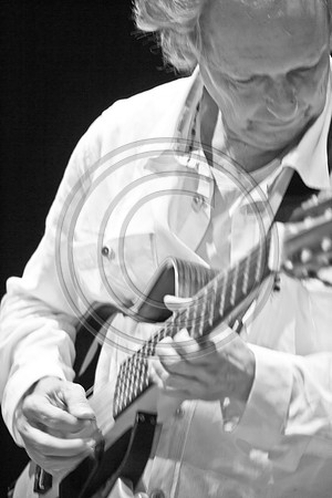 5021_DG_JAZZ_ROOTS_GUITAR VIRUOSOS_Concert_Adrienne_Arsh_Center_VA0M6477