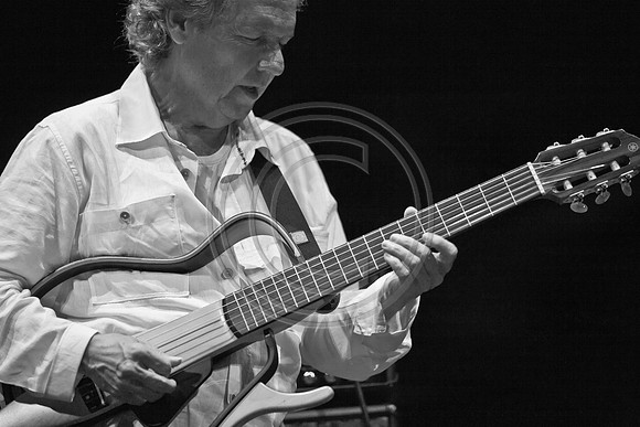 5021_DG_JAZZ_ROOTS_GUITAR VIRUOSOS_Concert_Adrienne_Arsh_Center_ZV4N9749