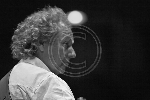 5021_DG_JAZZ_ROOTS_GUITAR VIRUOSOS_Concert_Adrienne_Arsh_Center_ZV4N9473