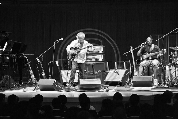 5021_DG_JAZZ_ROOTS_GUITAR VIRUOSOS_Concert_Adrienne_Arsh_Center_VA0M6638