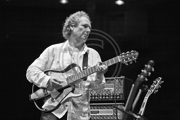5021_DG_JAZZ_ROOTS_GUITAR VIRUOSOS_Concert_Adrienne_Arsh_Center_ZV4N9694