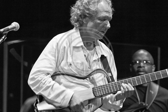 5021_DG_JAZZ_ROOTS_GUITAR VIRUOSOS_Concert_Adrienne_Arsh_Center_ZV4N0110