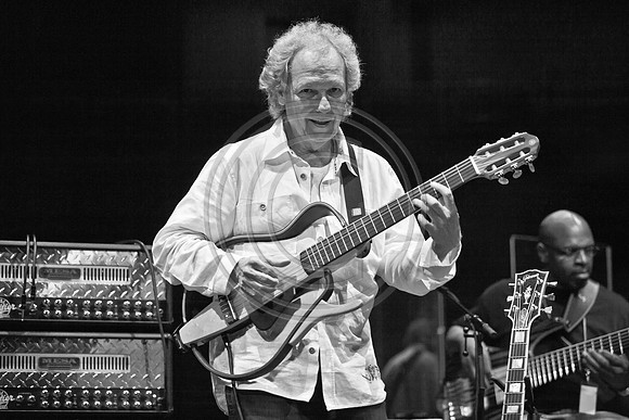 5021_DG_JAZZ_ROOTS_GUITAR VIRUOSOS_Concert_Adrienne_Arsh_Center_ZV4N9488