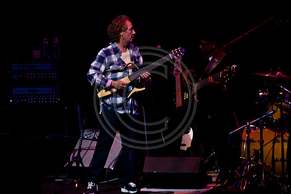 5021_DG_JAZZ_ROOTS_GUITAR VIRUOSOS_Concert_Adrienne_Arsh_CenterZV4N0263