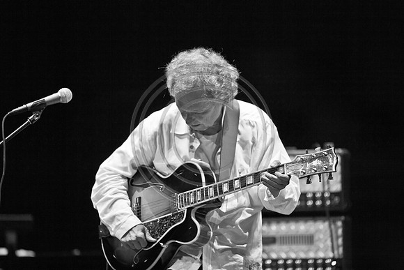 5021_DG_JAZZ_ROOTS_GUITAR VIRUOSOS_Concert_Adrienne_Arsh_Center_ZV4N9969