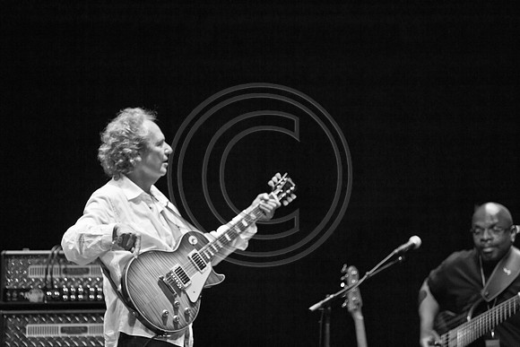 5021_DG_JAZZ_ROOTS_GUITAR VIRUOSOS_Concert_Adrienne_Arsh_Center_ZV4N9954