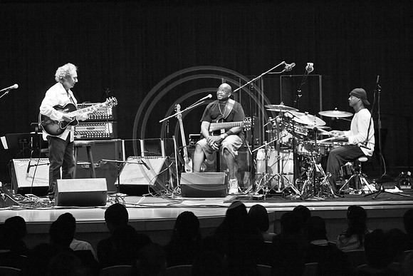 5021_DG_JAZZ_ROOTS_GUITAR VIRUOSOS_Concert_Adrienne_Arsh_Center_VA0M6640