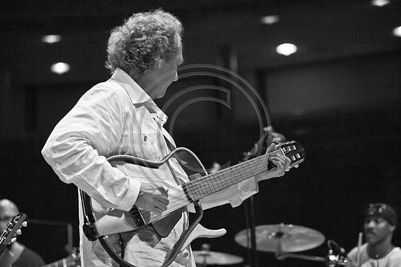 5021_DG_JAZZ_ROOTS_GUITAR VIRUOSOS_Concert_Adrienne_Arsh_CenterZV4N9499