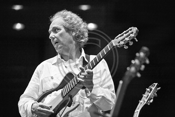 5021_DG_JAZZ_ROOTS_GUITAR VIRUOSOS_Concert_Adrienne_Arsh_CenterZV4N9654