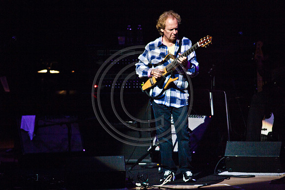 5021_DG_JAZZ_ROOTS_GUITAR VIRUOSOS_Concert_Adrienne_Arsh_CenterZV4N0198