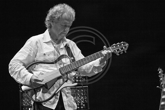 5021_DG_JAZZ_ROOTS_GUITAR VIRUOSOS_Concert_Adrienne_Arsh_Center_ZV4N9757