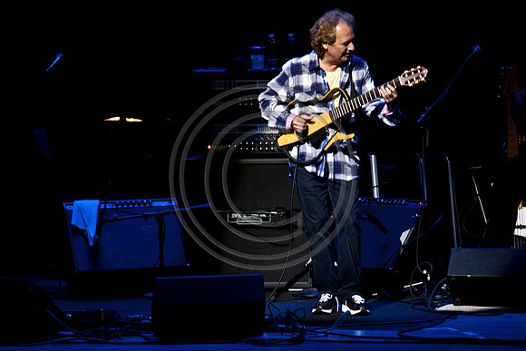 5021_DG_JAZZ_ROOTS_GUITAR VIRUOSOS_Concert_Adrienne_Arsh_Center_ZV4N0204